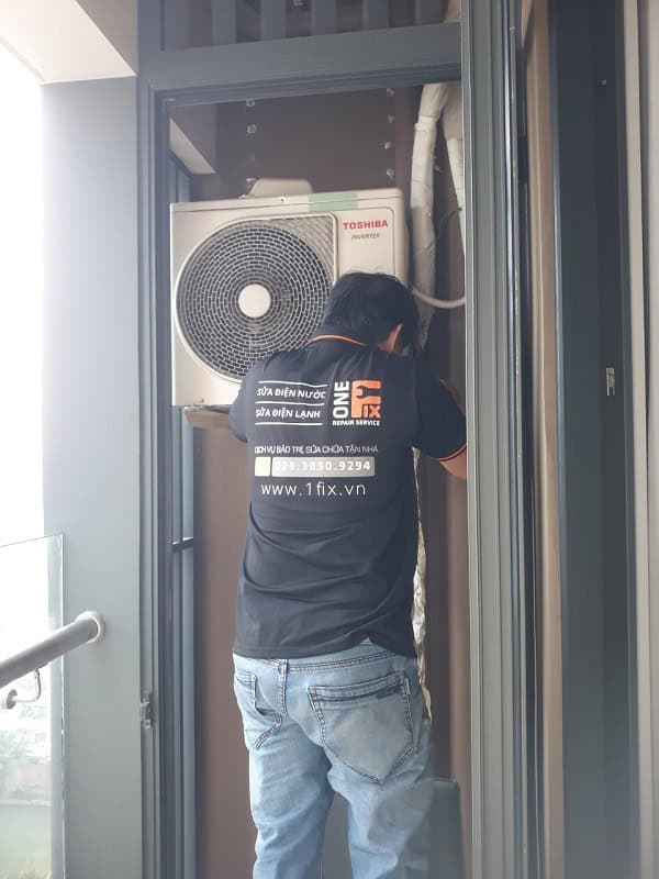 Thợ 1Fix đang kiểm tra và thay tụ điện cho dàn nóng điều hòa.