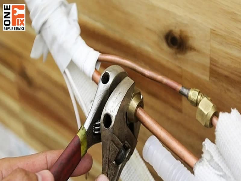Cận cảnh kỹ thuật viên 1Fix đang thực hiện mối hàn ống đồng máy lạnh một cách cẩn thận.