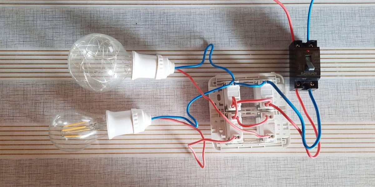 Bảng điện 1 công tắc 1 ổ cắm sau khi đã hoàn thành việc đi dây.