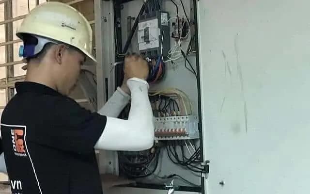 Thợ điện 1Fix đang kiểm tra và thay thế aptomat bị hỏng tại tủ điện tổng của khách hàng.