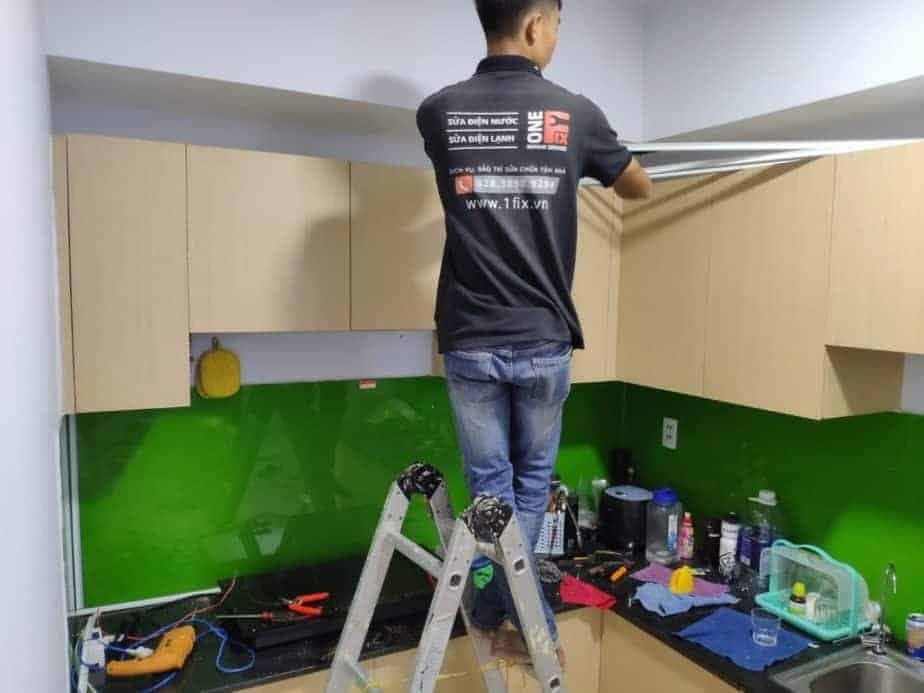 Sơ đồ và dụng cụ cần thiết để đấu dây điện cho bếp từ an toàn.