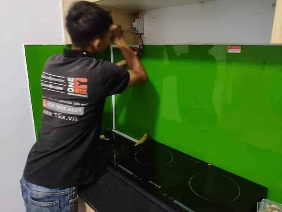 Kiểm tra lại các mối nối dây điện bếp từ đã được bọc băng keo cách điện cẩn thận.