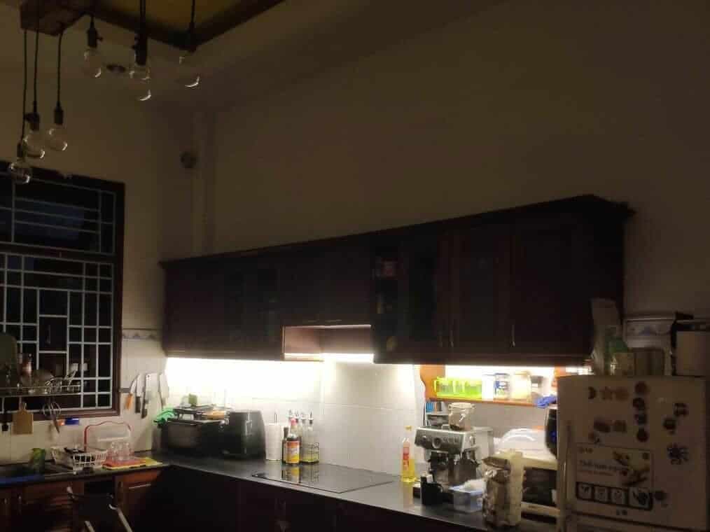 Hệ thống đèn led thanh nhôm chiếu sáng cho khu vực bàn bếp hiện đại.