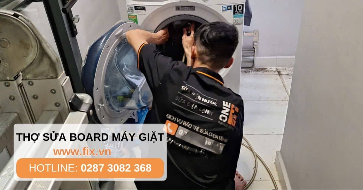 Kỹ thuật viên 1Fix đang sửa board máy giặt Electrolux cho khách hàng tại TPHCM