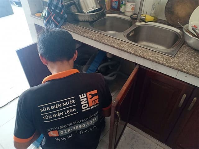 Hệ thống đồng hồ nước và van khóa phức tạp cần thợ có chuyên môn