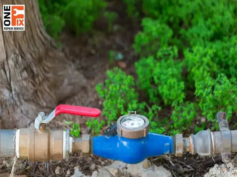 Thợ của 1Fix đang kiểm tra và chuẩn bị vật tư trước khi lắp đặt đồng hồ nước cho khách hàng.