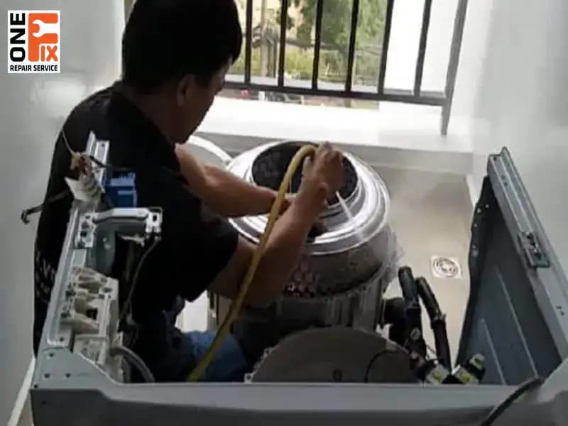 Thợ 1Fix sử dụng dụng cụ chuyên dụng để tháo và vệ sinh lồng giặt Electrolux một cách an toàn.