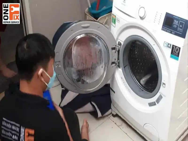 Lồng giặt sạch bóng, không còn mùi hôi sau khi được vệ sinh chuyên sâu bởi đội ngũ 1Fix.