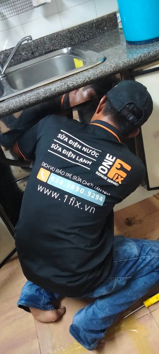 Thợ 1Fix đang xử lý chuyên nghiệp đoạn ống nước bị khoan thủng âm tường.