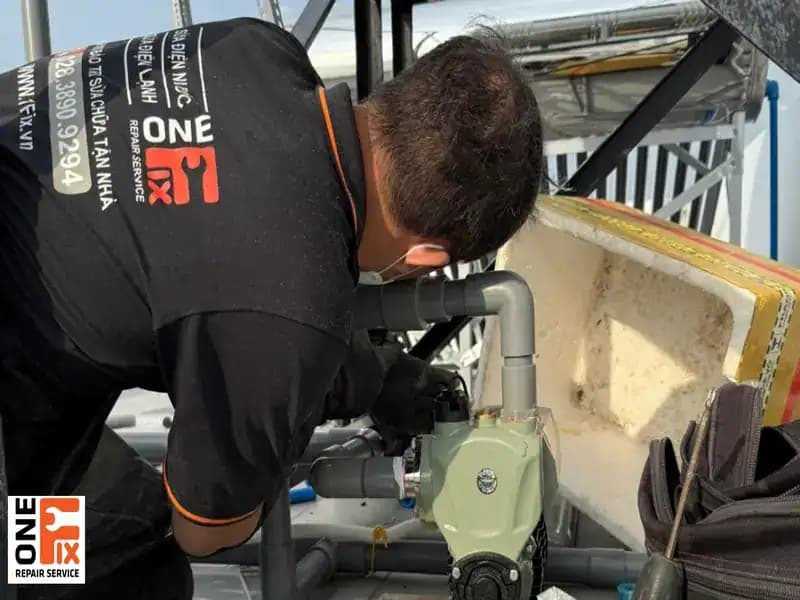 Thợ 1Fix giàu kinh nghiệm đang thực hiện lắp đặt máy bơm nước cho khách hàng.