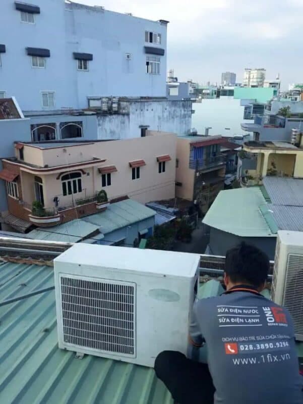 Thợ 1Fix tiến hành lắp đặt block máy lạnh mới, đảm bảo đúng kỹ thuật và an toàn.