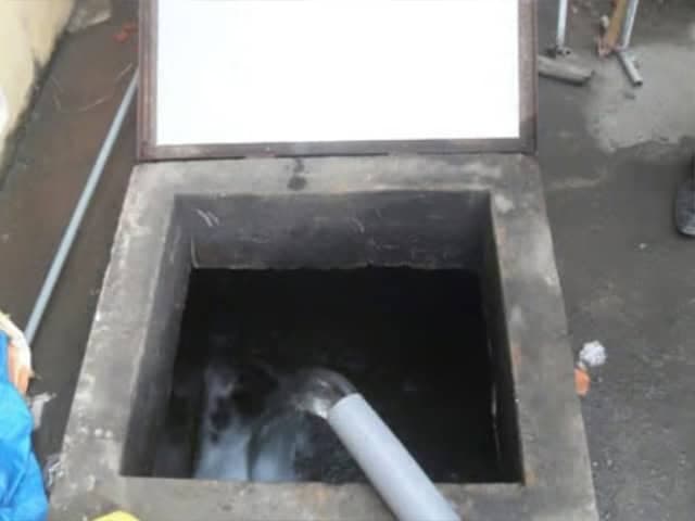 Xác định vị trí và tháo dỡ phao cũ bên trong bể nước ngầm