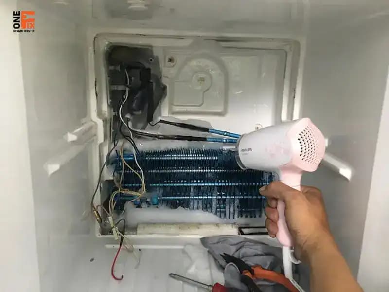 Kỹ thuật viên 1Fix kiểm tra tủ lạnh LG Inverter tại nhà.