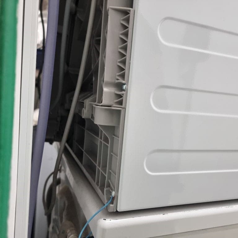 Gắn một đầu dây tiếp mát vào vị trí ốc vít trên thân máy giặt.