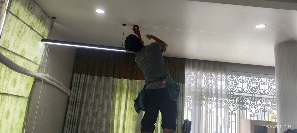 Quá trình lắp đặt đèn máng lên trần thạch cao đòi hỏi sự cẩn thận và kỹ thuật chính xác.