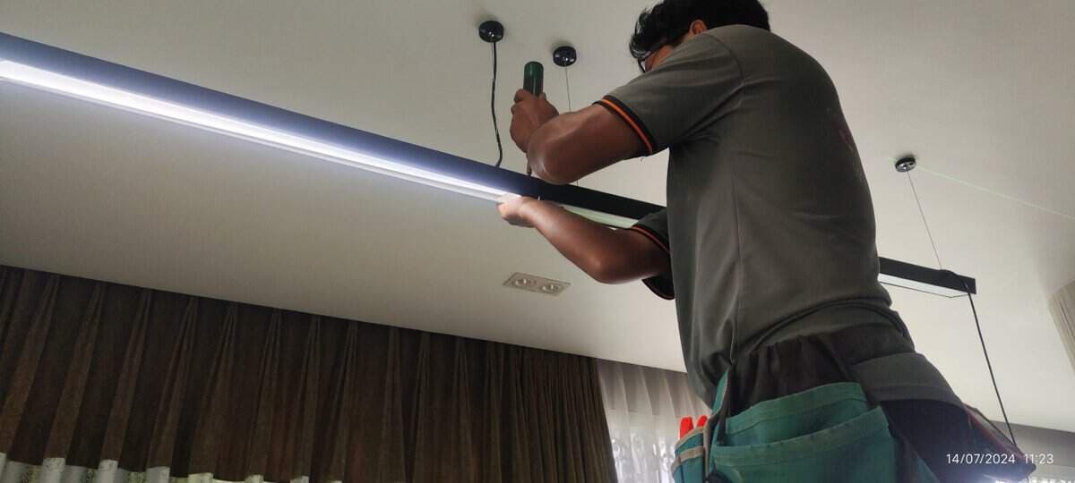 Thợ điện 1Fix đang lắp đặt hệ thống đèn máng chuyên nghiệp cho văn phòng.