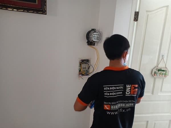 Thợ 1Fix kiểm tra hệ thống điện tại nhà khách hàng ở Phú Nhuận