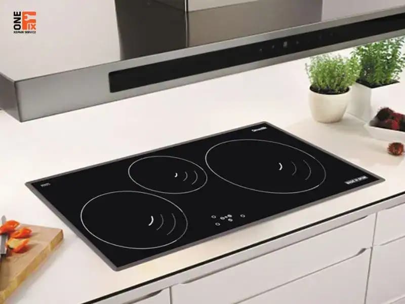 Thợ 1Fix đang đo đạc kích thước bếp từ âm trước khi tiến hành cắt đá.