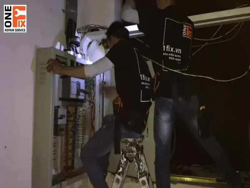 Đội ngũ thợ điện 1Fix đang họp bàn phương án thi công lắp đặt điện tại một nhà xưởng.