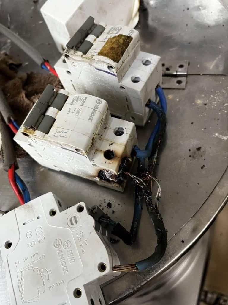 Hình ảnh một aptomat cũ, không rõ nguồn gốc và không đủ điều kiện an toàn, tiềm ẩn nguy cơ chập cháy.