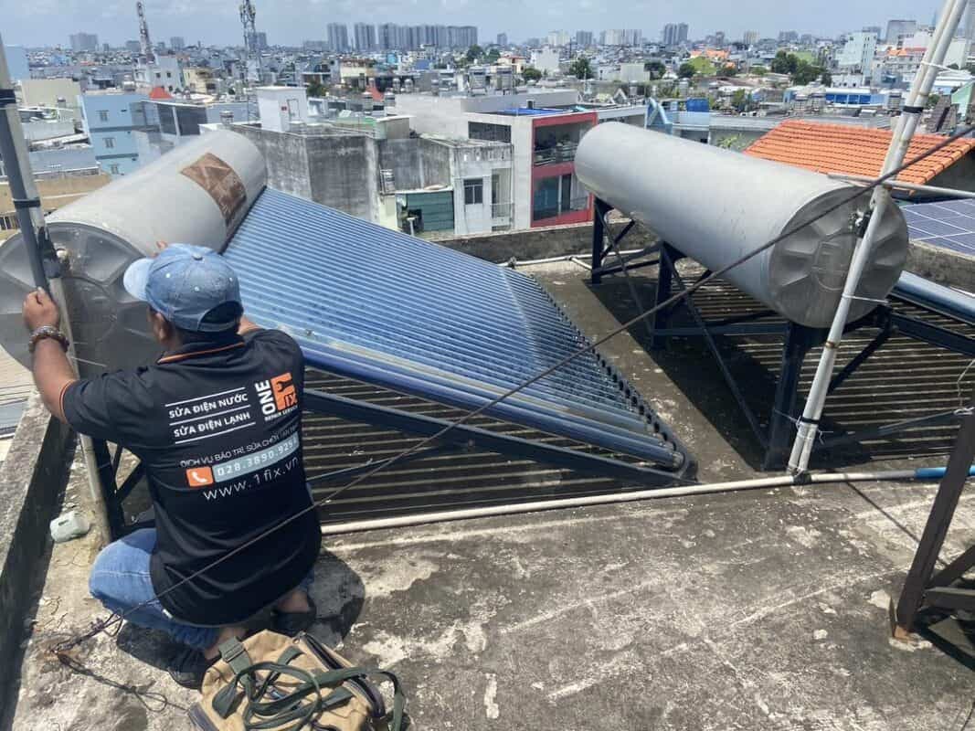 Hướng dẫn chi tiết cách vệ sinh ống năng lượng mặt trời