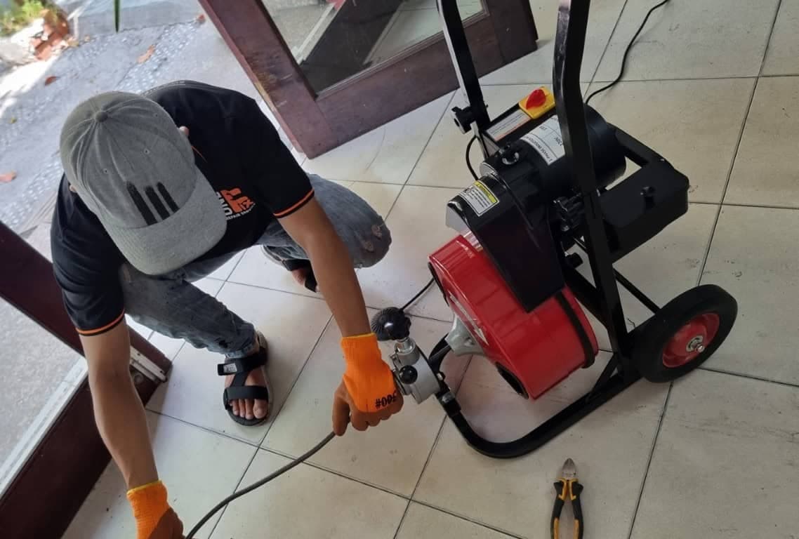 Thợ 1Fix kiểm tra tình trạng cống nghẹt tại nhà khách hàng TPHCM.