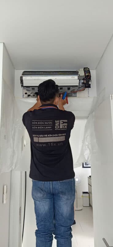 Nước ngưng rò rỉ từ máy lạnh là dấu hiệu cần lắp bơm thoát nước.