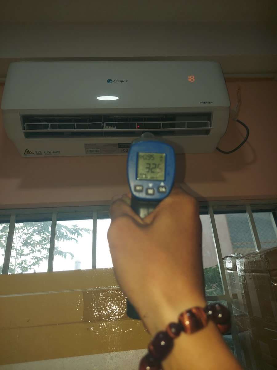 Thợ 1Fix khảo sát vị trí lắp đặt bơm nước ngưng máy lạnh tại TPHCM.