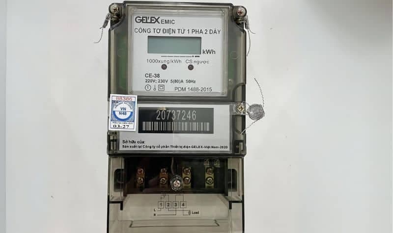 Hệ thống đấu nối phức tạp của một đồng hồ điện 3 pha công nghiệp.