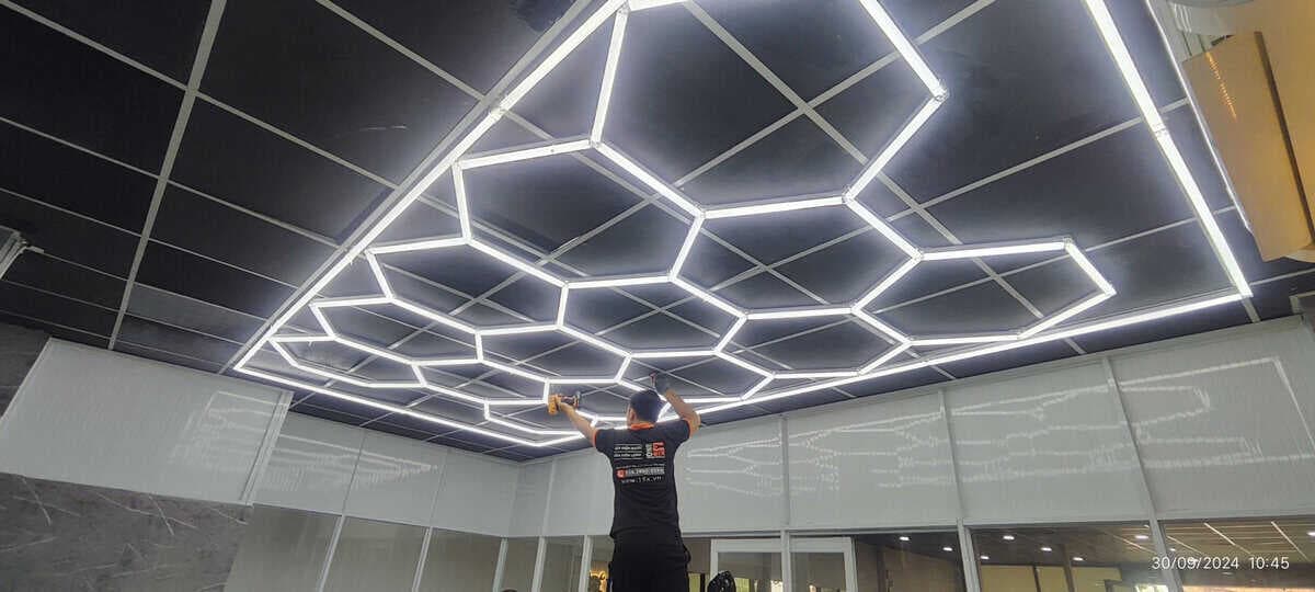 Thợ điện 1Fix đang kiểm tra và sửa chữa tủ điện tổng tại nhà khách hàng ở TPHCM.