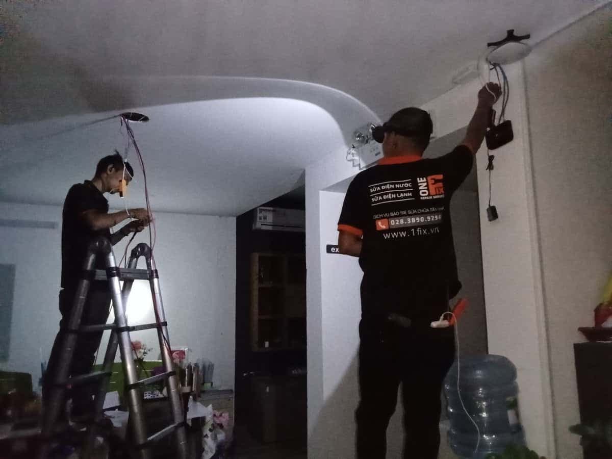 Thợ điện của 1Fix với đầy đủ dụng cụ chuyên nghiệp, sẵn sàng giải quyết mọi sự cố về điện.