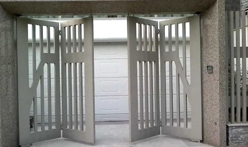 Thành quả là một bộ cửa sắt được sơn lại như mới, sáng bóng và bền đẹp.