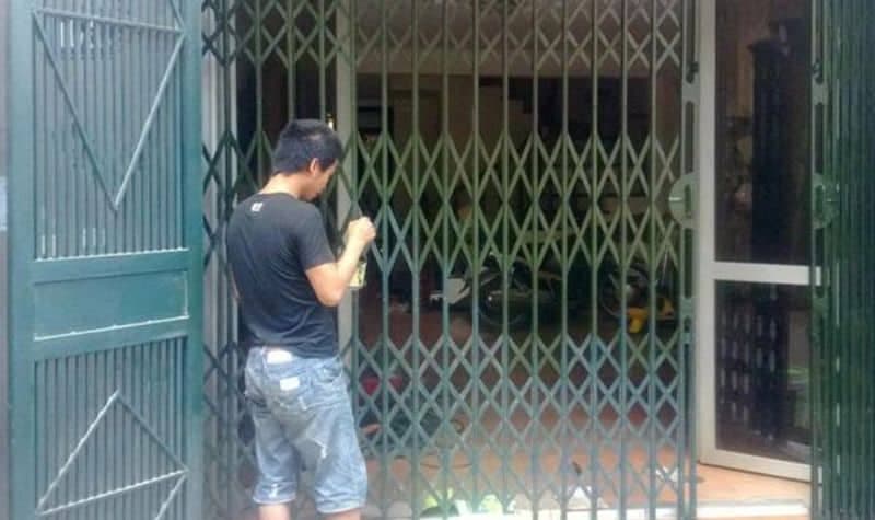 Thợ 1Fix sử dụng máy phun sơn chuyên dụng để đảm bảo lớp sơn đều màu và thẩm mỹ.