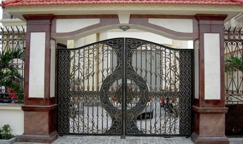 Thợ của 1Fix đang kiểm tra và chuẩn bị sơn lại cửa sắt cũ tại một công trình ở TPHCM.