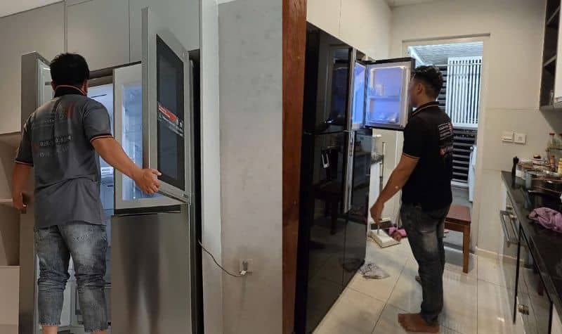 Thợ 1Fix kiểm tra và sửa chữa tủ lạnh Panasonic tại nhà khách hàng.