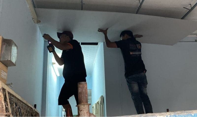 Thợ 1Fix đang trong quá trình thi công lớp cách âm cho tường phòng ngủ.