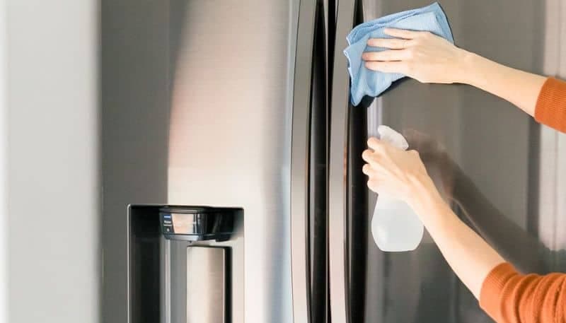 Sửa Tủ Lạnh Bị Chảy Nước Ngoài Tại Nhà TPHCM