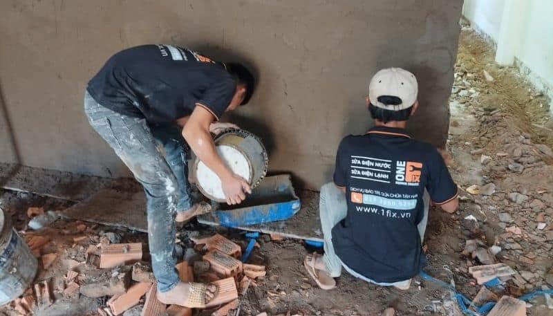 Minh họa khe tiếp giáp giữa hai nhà liền kề thường bị bỏ quên trong quá trình thi công, là nguyên nhân chính gây thấm dột.