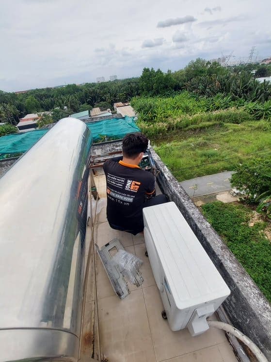 Lắp cục nóng máy lạnh để ngoài trời có sao không?