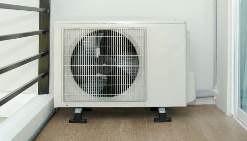 Cục nóng máy lạnh đặt dưới trời nắng gắt sẽ làm giảm hiệu suất và tăng tiền điện.