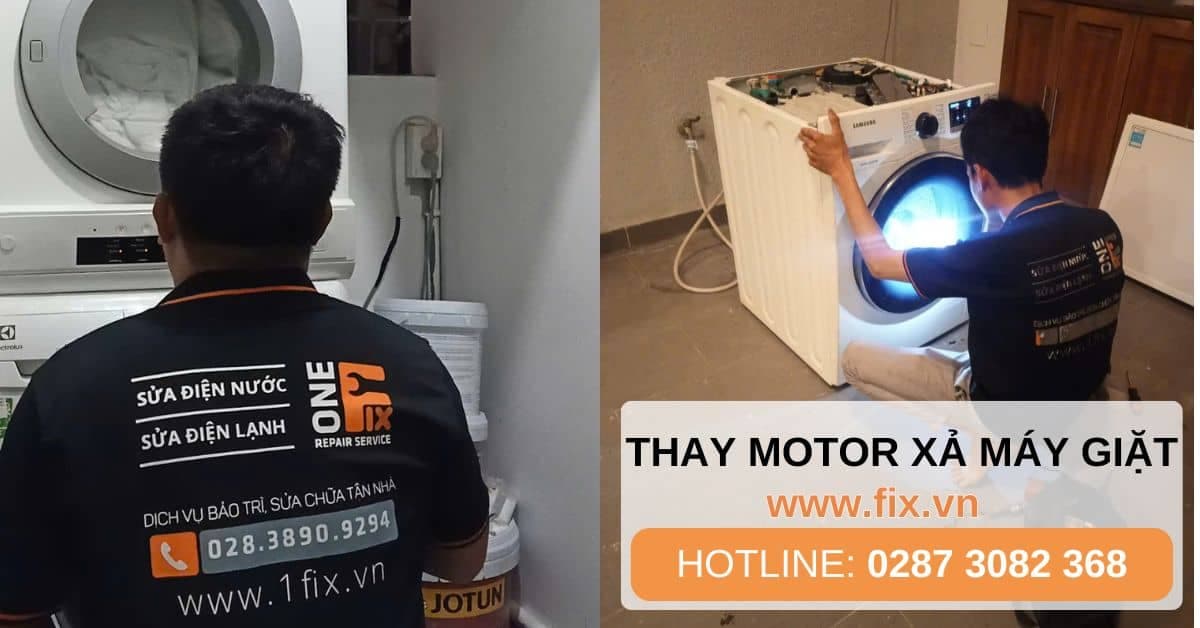 Thợ 1Fix đang kiểm tra và chuẩn bị thay motor xả cho máy giặt Panasonic tại nhà khách hàng TPHCM.