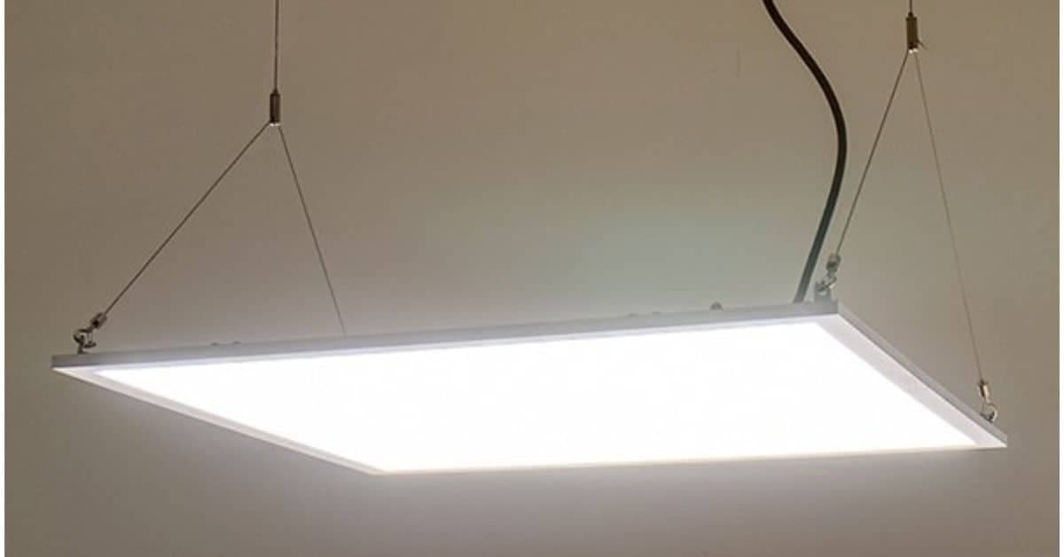 Đèn LED Panel 600x600 được lắp nổi trên trần bê tông, mang lại vẻ hiện đại và ánh sáng mạnh mẽ.