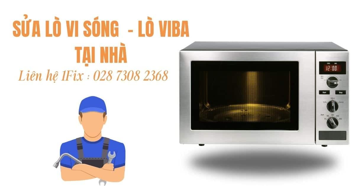 Thợ của 1Fix đang tiến hành kiểm tra và sửa chữa lò vi sóng tại nhà khách hàng ở TPHCM.
