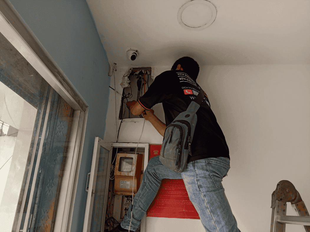 Công tơ điện 3 pha ghi lại chỉ số tiêu thụ điện năng hàng tháng.