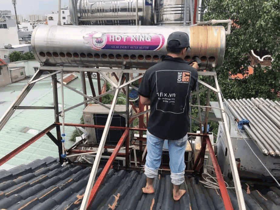 Thợ 1Fix kiểm tra tình trạng bồn nước inox trên mái nhà tại TPHCM.
