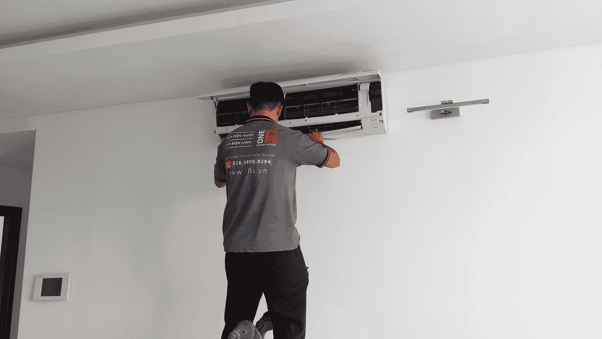 Thợ 1Fix đang kiểm tra và sửa chữa dàn lạnh máy lạnh Toshiba chuyên nghiệp.