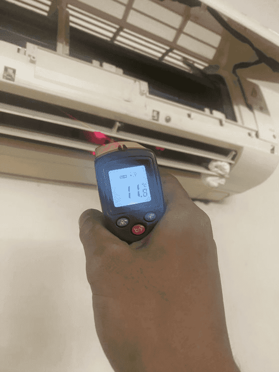 Dàn lạnh máy lạnh Toshiba báo lỗi cần được kỹ thuật viên có chuyên môn kiểm tra.