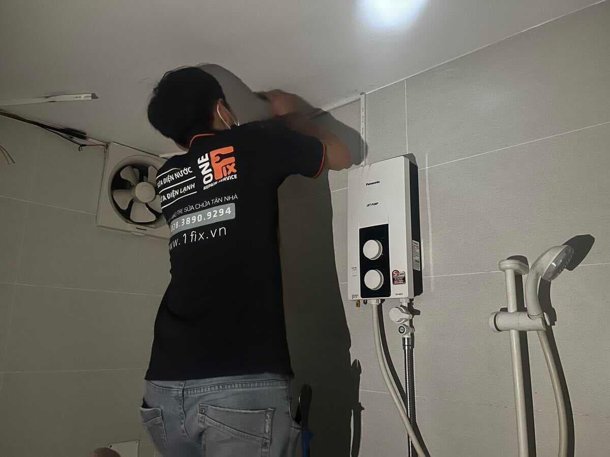 Bình nóng lạnh 2500W dùng aptomat bao nhiêu Ampe?