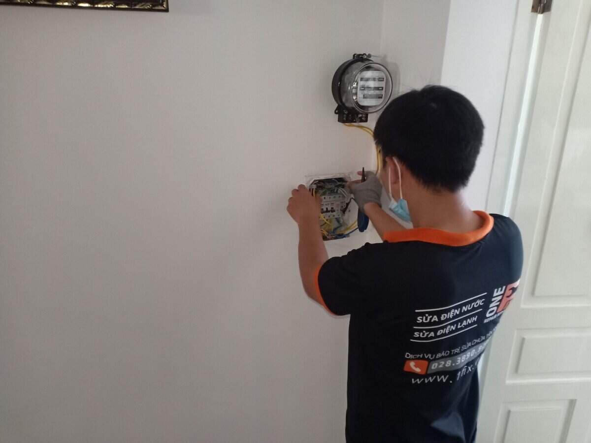 Dấu hiệu cảnh báo hiện tượng move điện sắp xảy ra, một chiếc ổ cắm bị cháy đen do tiếp xúc kém