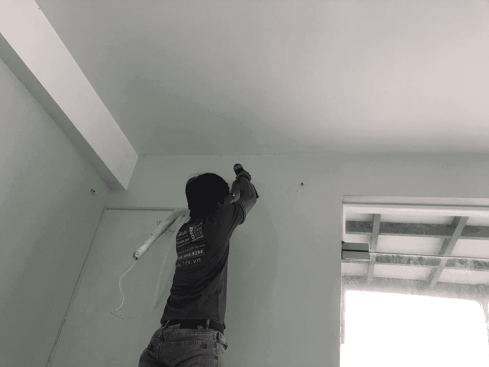 Thợ điện 1Fix sử dụng đồng hồ vạn năng để kiểm tra thông mạch và điện trở của dây điện âm tường.